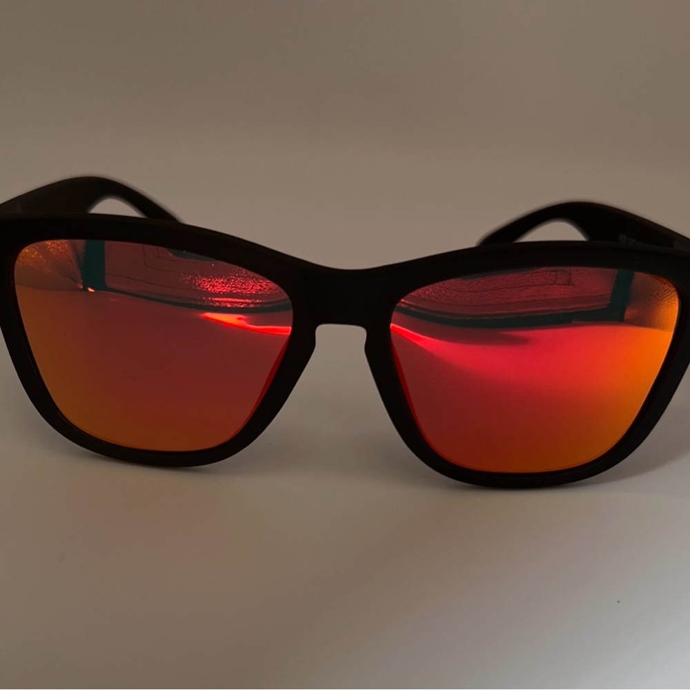 PRLUNVS Black Frame Sunglasses with Red-Orange Mirrored Lenses Unisex